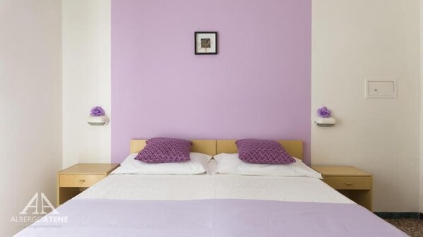 Dobbeltrom – basic | Safe på rommet og sengetøy