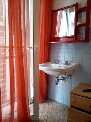 Quarto solteiro básico | Banheiro