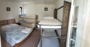 Quarto quádruplo básico | Cofres nos quartos, roupa de cama