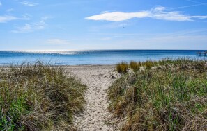 A sandy beach path leading to the ocean, surrounded by tall grass. - Lovely apartment in Ystad with WiFi (Ystad)