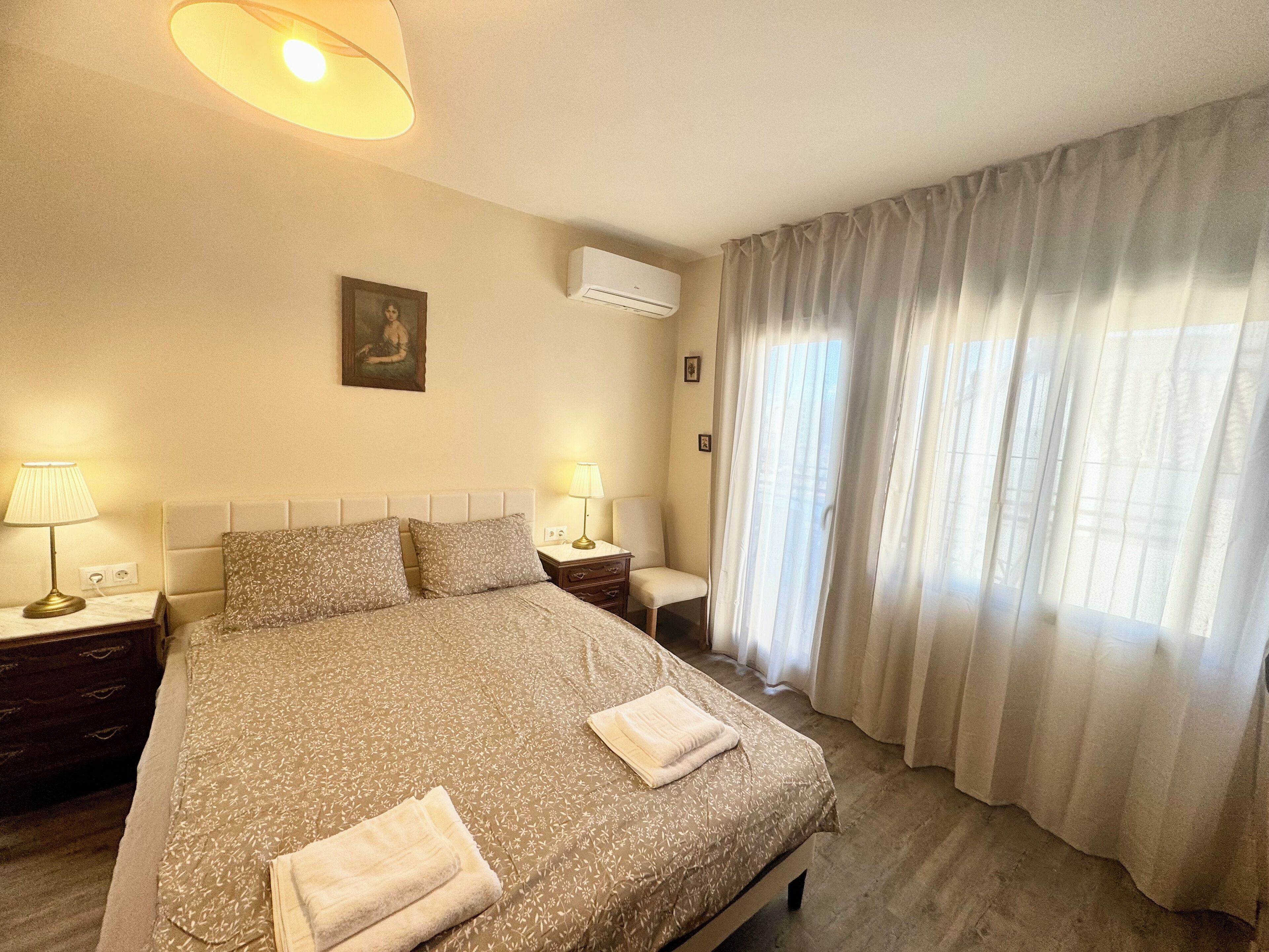 Apartamento familiar, lanai, vistas a la ciudad | Tabla de planchar con plancha, wifi gratis, ropa de cama