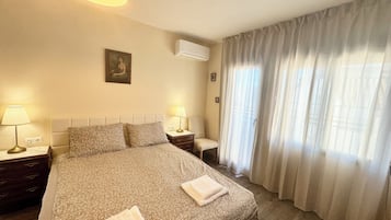 Apartamento familiar, lanai, vistas a la ciudad | Tabla de planchar con plancha, wifi gratis, ropa de cama