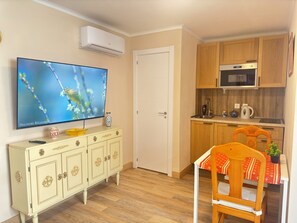 Basic Studio | Living area | TV - Casa de la Paz (Estepona)