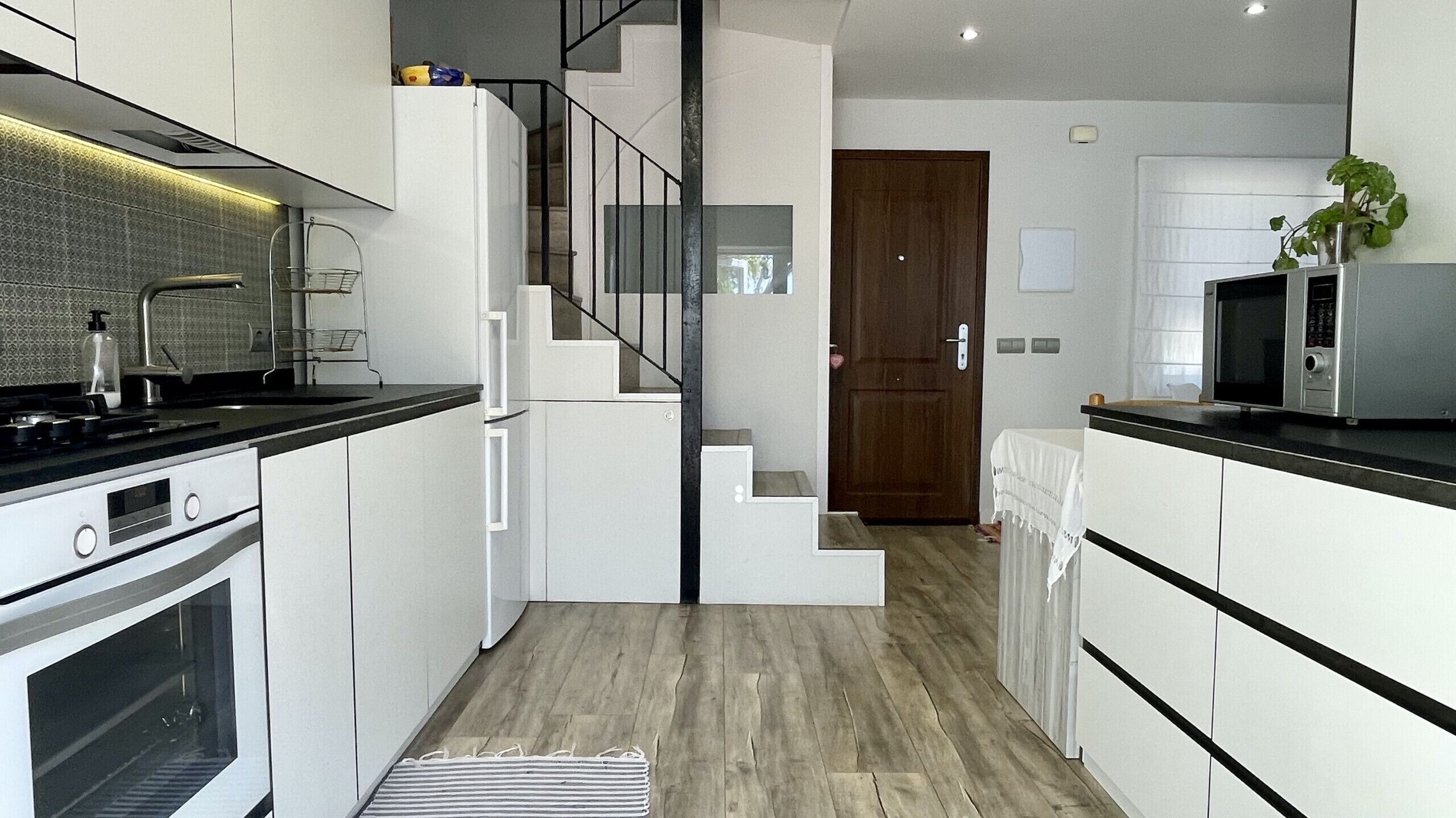 Kjøleskap, mikrobølgeovn, ovn og kaffetrakter/tekoker