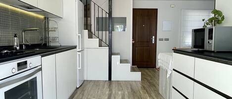 Réfrigérateur, micro-ondes, four, cafetiÚre/bouilloire