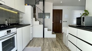 Réfrigérateur, micro-ondes, four, cafetière/bouilloire