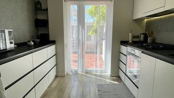 Fridge, microwave, oven, coffee/tea maker