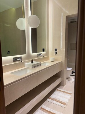 Serviettes fournies, savon, papier toilette