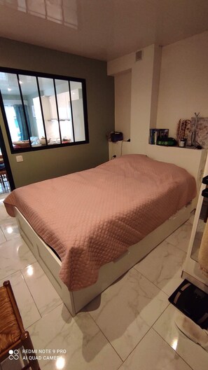 1 chambre, fer et planche à repasser