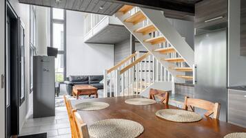 Nhà Duplex Superior, nhiều giường, được phép mang theo vật nuôi, quang cảnh hồ | Bếp riêng | Tủ lạnh, lò vi sóng, lò nướng, bếp nấu