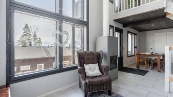 Superior Duplex, Multiple Beds, Pets allowed, Lake View | Living area