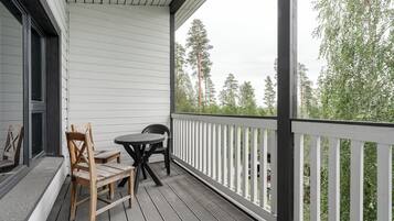 Superior maisonnette, Meerdere bedden, huisdieren toegestaan, uitzicht op meer | Balkon