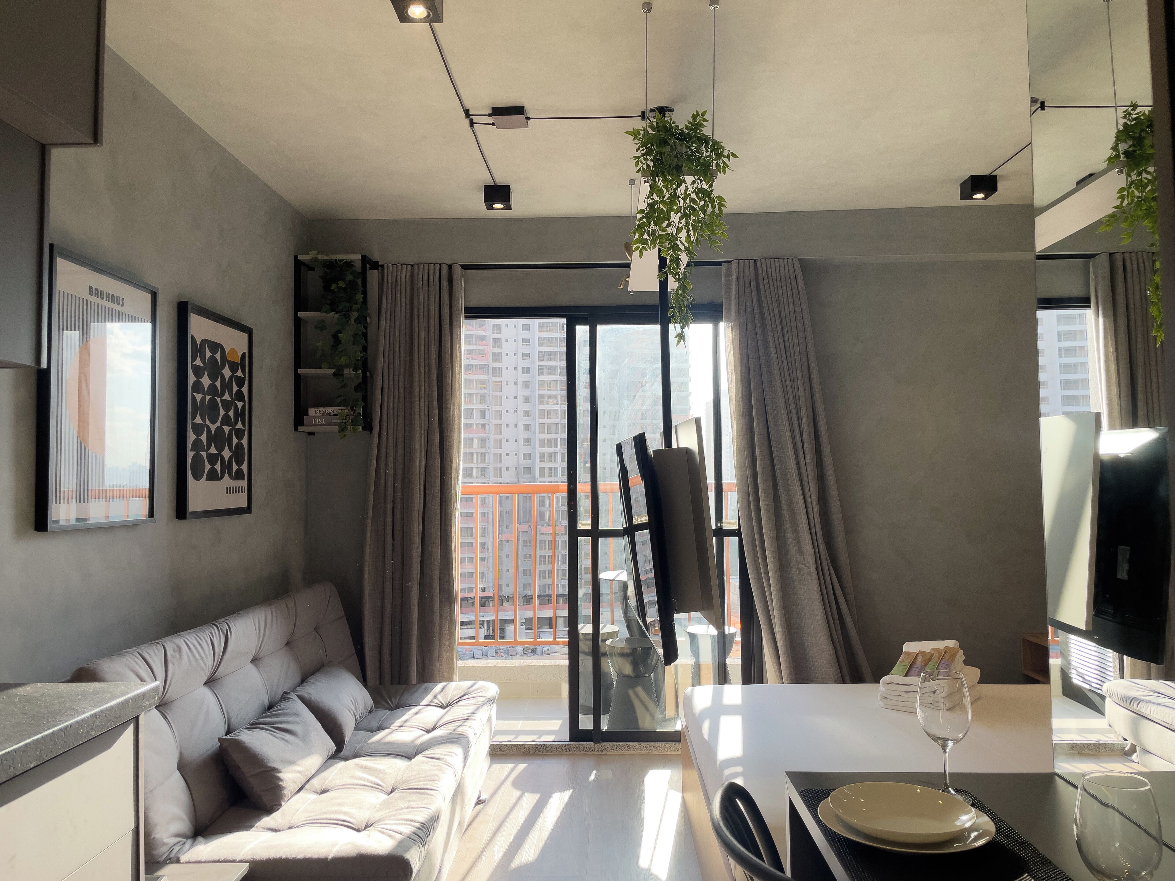 Studio | Màn/rèm cản sáng, bàn ủi/dụng cụ ủi quần áo 