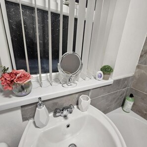 House, 3 Bedrooms | Bathroom