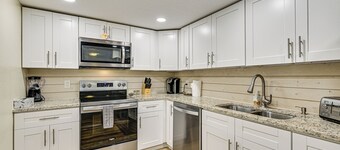 Swim, Fish & Relax: Port Richey Gem w/ Yard!