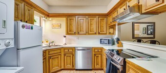 Hike, Bike & Ski: Red River Condo w/ Spa Access