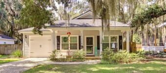 1 Mi to Riverfront: Darien Family Home