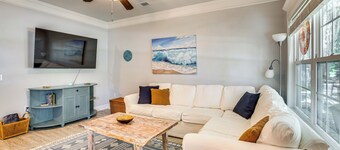 1 Mi to Riverfront: Darien Family Home