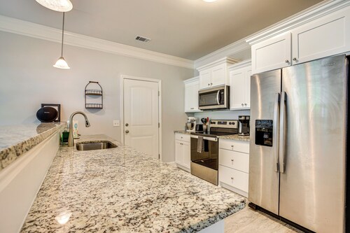 1 Mi to Riverfront: Darien Family Home