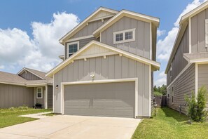 House (3 Bedrooms) | Interior - 4 Mi to Bear Creek Pioneers Park: NW Houston Home (Houston)