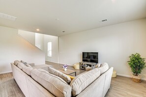 House (3 Bedrooms) | Interior - 4 Mi to Bear Creek Pioneers Park: NW Houston Home (Houston)