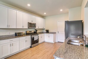 House (3 Bedrooms) | Interior - 4 Mi to Bear Creek Pioneers Park: NW Houston Home (Houston)