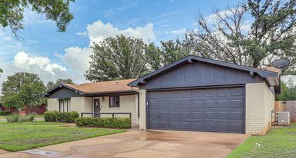 4 Mi to Texas Tech University: Home w/ Patio!