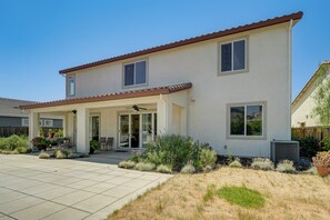 Interior - Patio & Outdoor Kitchen: Manteca Family Home (Manteca)