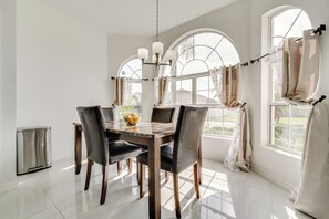 House (5 Bedrooms) | Interior