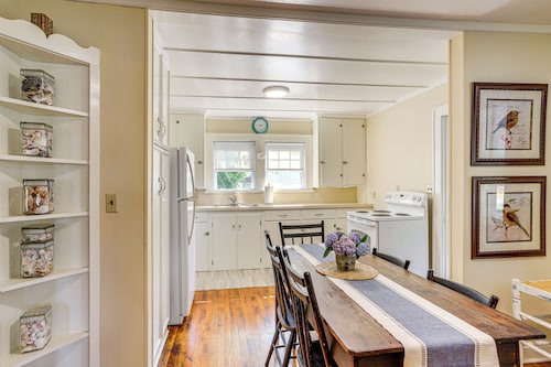 Walk to Private Beach: Lake Erie Retreat w/ Yard!