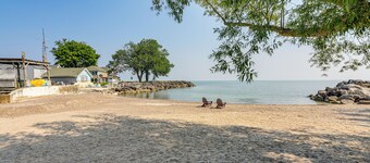 Walk to Private Beach: Lake Erie Retreat w/ Yard!