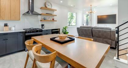 Near Restaurants & Parks: Home 3 Mi to Dtwn Austin
