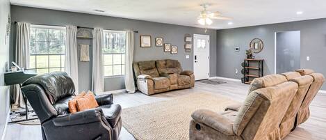 House (3 Bedrooms) | Front of property