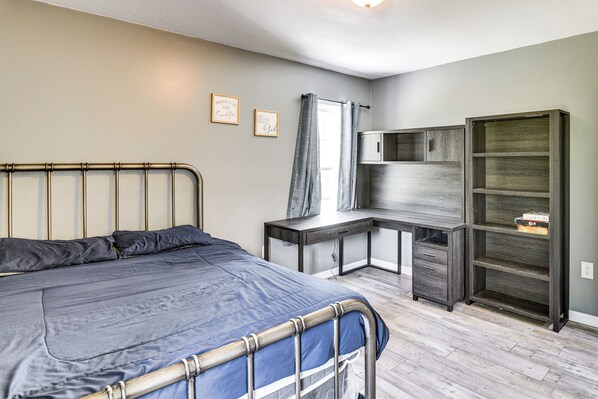 A bedroom with a bed, a desk, and a built-in wardrobe. - Hike, Fish & Explore: Retreat in Silver Springs! (Silver Springs)