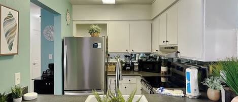 Refrigerador, microondas, horno y parrilla de estufa