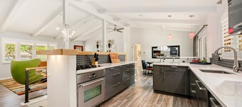 The Foundry Escape - Hot Tub, Bikes & Game Room