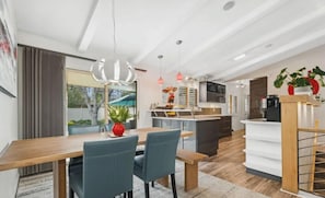 Casa, várias camas, banheira de imersão, vista para o jardim (2001 James Drive) | Cozinha privada | Geladeira, micro-ondas, fogão, cooktop