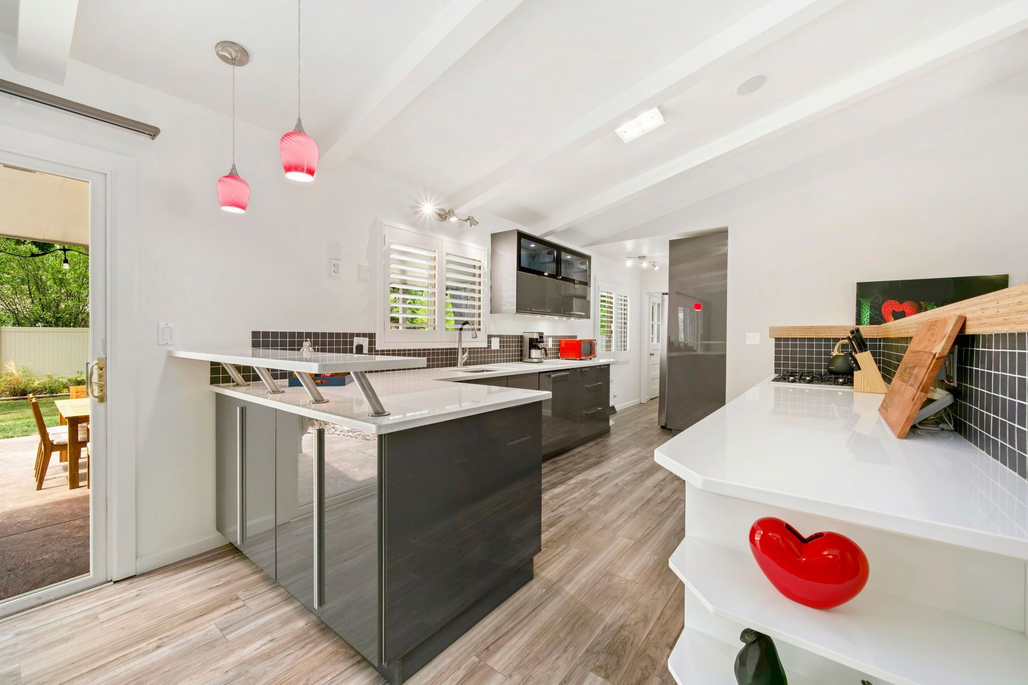 獨棟房屋, 多張床, 熱水浴缸, 花園景觀 (2001 James Drive) | 私人廚房 | 電冰箱、微波爐、烤箱、爐台