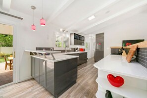 Maison, plusieurs lits, bain à remous, vue jardin (2001 James Drive) | Cuisine privée