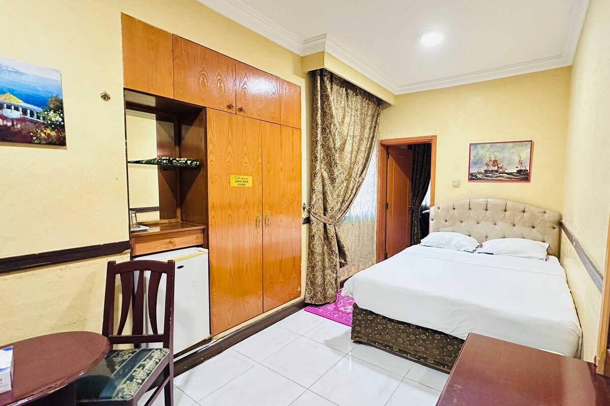 Executive Suite | Desk, WiFi (free), bed sheets