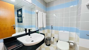 Deluxe Triple Room | Bathroom | Shower, hair dryer, slippers, towels