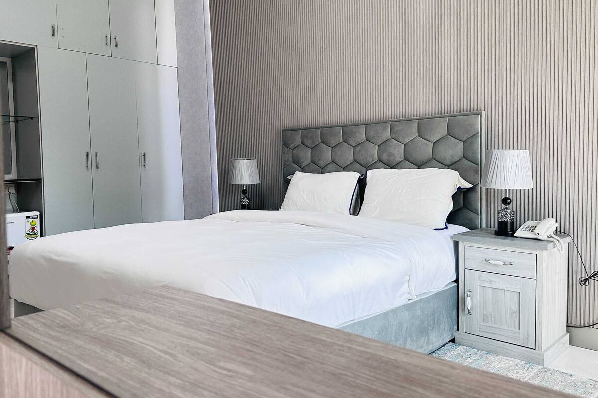 Deluxe Room, 1 King Bed | Desk, free WiFi, bed sheets