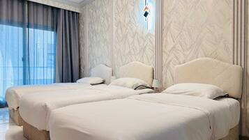 Escritorio, wifi gratis y ropa de cama