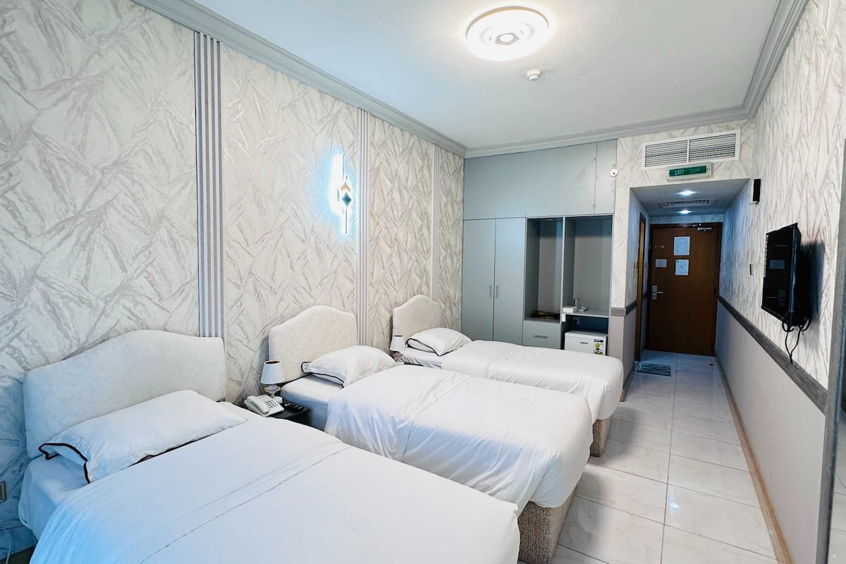 Deluxe Triple Room | Desk, free WiFi, bed sheets