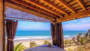 A bed with a view of the beach and ocean. - w Enjoyable 4BR w Pool in M Ncora (Máncora)