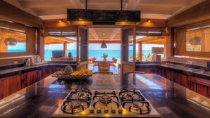 A kitchen with a large island, a gas stove, and a view of the ocean. - w Enjoyable 4BR w Pool in M Ncora (Máncora)