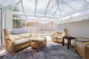 House | 3 bedrooms, Internet - 3-bed Beach Bungalow Garden 150m to Sea (Chichester)