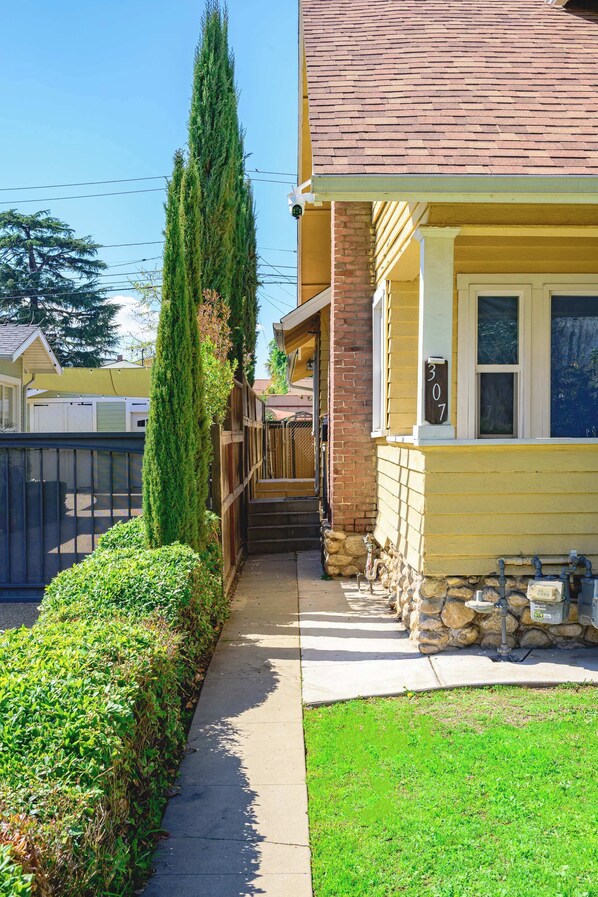 2 bedrooms, Internet - Cozy Home Near LA With Full Kitchen Laundry (San Gabriel)