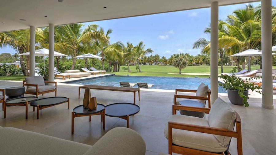 Elegant 8BR Villa w Spa Cinema Pools