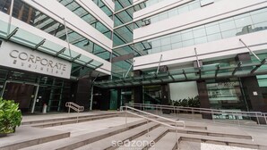 A modern corporate building with a glass facade, a staircase leading to the entrance, and a sign reading "CORPORATE EVOLUTION". - Studio cond c/ piscina 180m Hard Rock café ESR1912 (Curitiba)